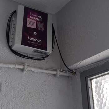 İzinsiz İnternet Kutusu Ve Kablolama Binanın Dış Cephesinde Görüntü Kirliliği Yarattı
