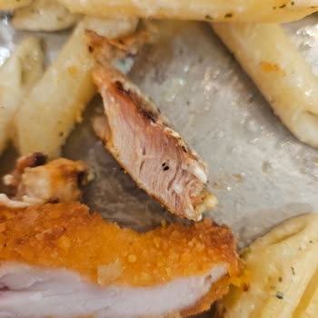 Çiğ Tavuk Servisi Ve Yetkilinin Umursamaz Tavrı