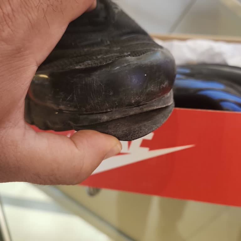 Nike Yüksek Fiyatlı Ayakkabılarda Tekrarlayan Açılma Ve Mağazanın Kullanıcı Hatası Reddi