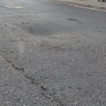 Avcılar Yeşilkent G220 Sokakta Çökme Ve Derin Çukur Araçları Ve Çocukları Tehdit Ediyor