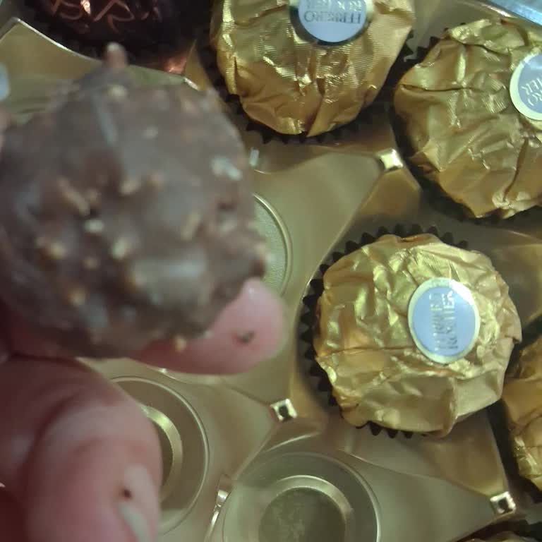 Ferrero Çikolata Kutusunda Beyazlaşma Ve Yağ Tabakası Sorunu