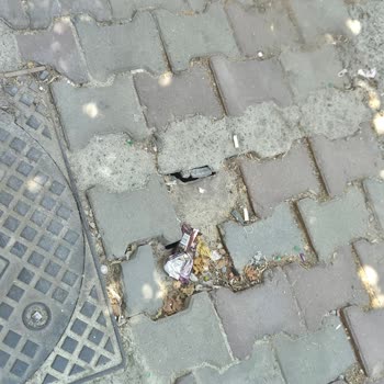 Rögar Kapağının Çevresindeki Kırık Kilit Taşları Ve Boşluklar Sebebiyle Hijyen Sorunu