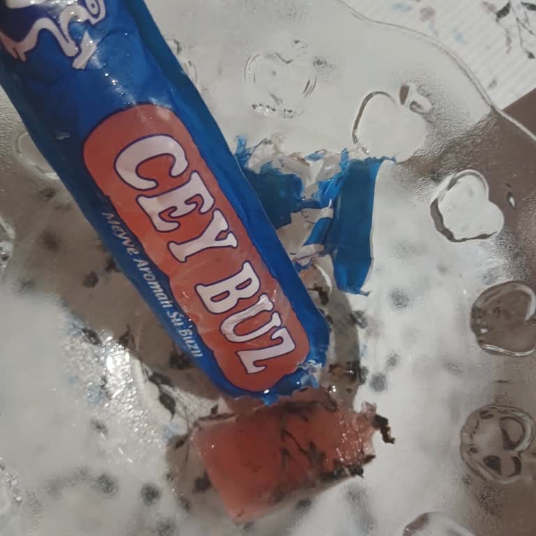 Cey Buz Tüketirken Buzun İçinden Kötü Bir Yabancı Madde Çıktı