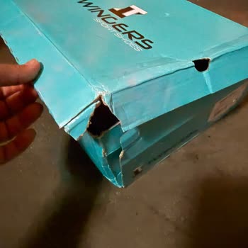 Mekanizması Olmayan Çocuk Ayakkabısı Ve Hasarlı Kutu