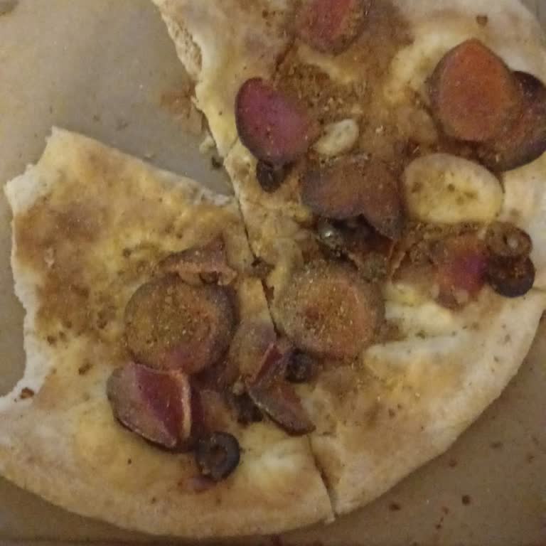 İstediğimiz Sucuklu Pizza Peynir Ve Sos Olmadan Kurumuş, Kutunun Köşesinde Sunuldu