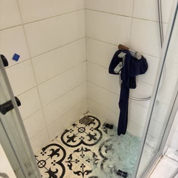Bendis Beach Otel’de Duşakabin Camı Patladı, Anne Ciddi Yaralandı Ve İade Reddi