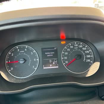 Rezervasyonlu Araç Gelmedi; Teslim Edilen Dacia Duster Çatlak Cam Ve Arıza Işığı