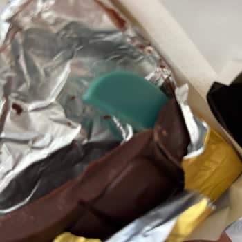 Eti Kat Kat Bitter Çikolatasında Büyük Plastik Parçası