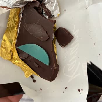 Eti Kat Kat Bitter Çikolatasında Büyük Plastik Parçası