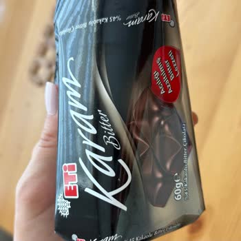 Eti Kat Kat Bitter Çikolatasında Büyük Plastik Parçası