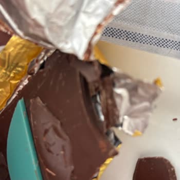 Eti Kat Kat Bitter Çikolatasında Büyük Plastik Parçası