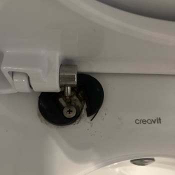 Creavit Klozet Kapağı Menteşesi 2 Yılda Koptu