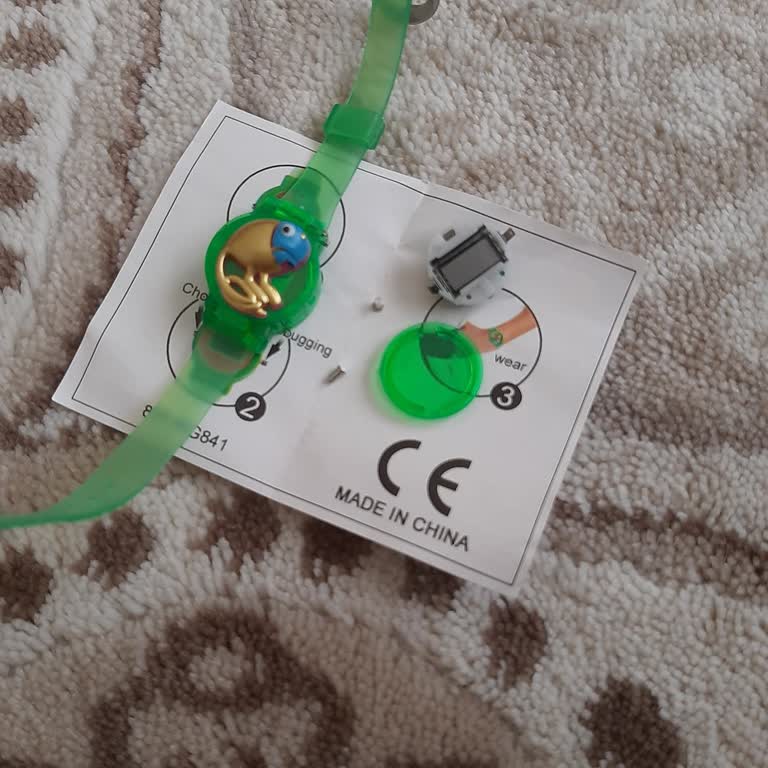 Toybox Yumurtasındaki Çalışmayan Dijital Saat Ve Bozuk Montaj