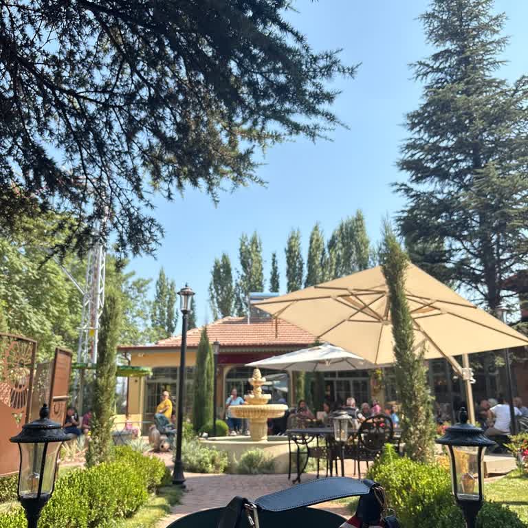 Masamız Başka Birine Rezervasyon Edildi Ve Kaba Üslup İle Uzaklaştırıldık