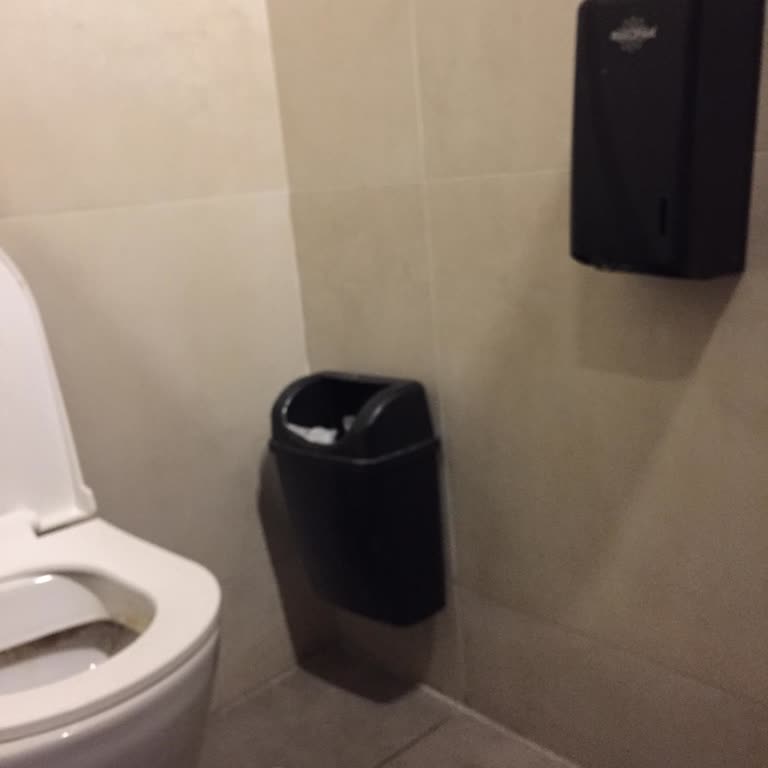 Varil Çorba Kuzey Şubesinde Erkek Tuvaleti Kağıtsız