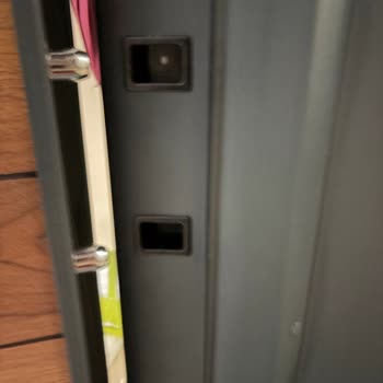 Çelik Kapıdaki Kasma, Yüksek Ses Ve Montaj Hataları