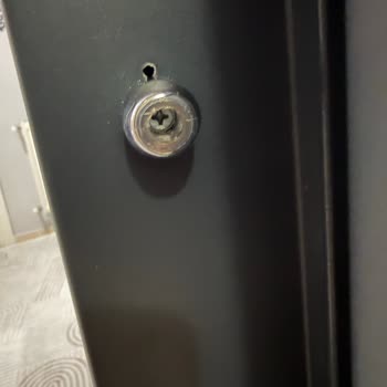 Çelik Kapıdaki Kasma, Yüksek Ses Ve Montaj Hataları