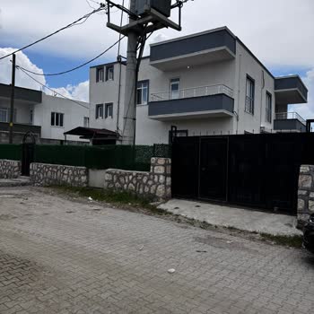 Bahçedeki Açık Trafo Aile Ve Hayvanları Hayati Tehlikeye Atıyor