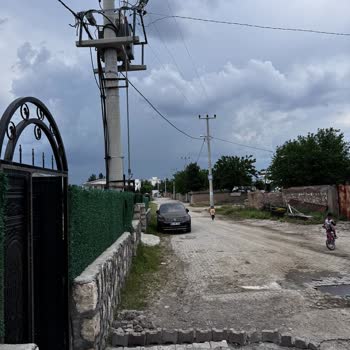 Bahçedeki Açık Trafo Aile Ve Hayvanları Hayati Tehlikeye Atıyor