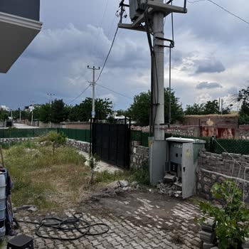 Bahçedeki Açık Trafo Aile Ve Hayvanları Hayati Tehlikeye Atıyor