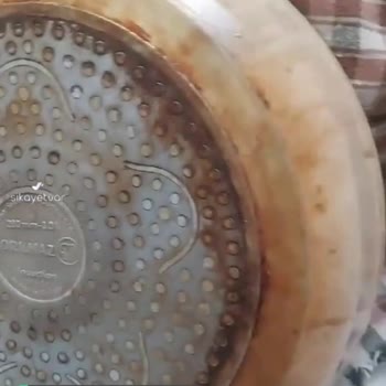 Korkmaz Tavada Yağ Lekesi