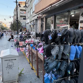 Yaya Yolunu İşgal Eden Nisa Ayakkabı Mağazası Ve Saygısız Çalışan Tutumu