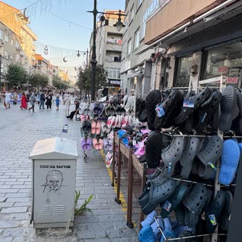 Yaya Yolunu İşgal Eden Nisa Ayakkabı Mağazası Ve Saygısız Çalışan Tutumu