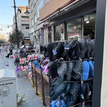 Yaya Yolunu İşgal Eden Nisa Ayakkabı Mağazası Ve Saygısız Çalışan Tutumu