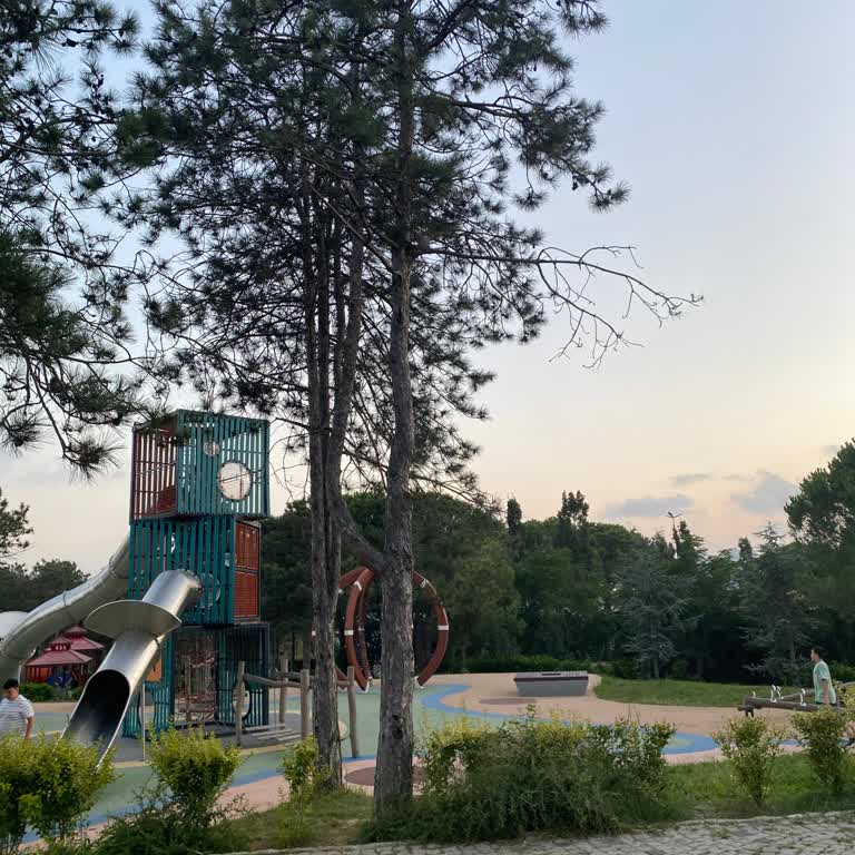 Millet Bahçesi'nde Erken Giriş Kapatılması Ve Güvenlik Görevlisinin Katı Tutumu