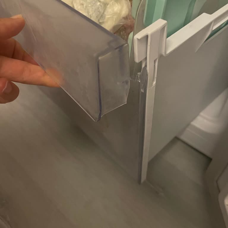 Beko Buzdolabının Dondurucu Çekmece Kapağı Normal Kullanımda Kırıldı
