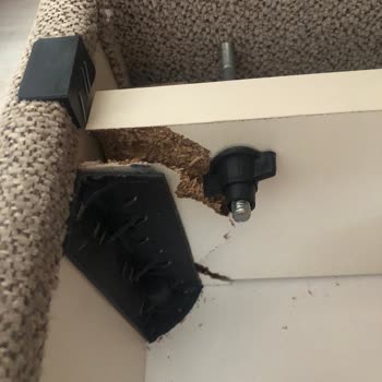 Koltuk Kolunda Kırılma Ve Mağaza İlgisizliği