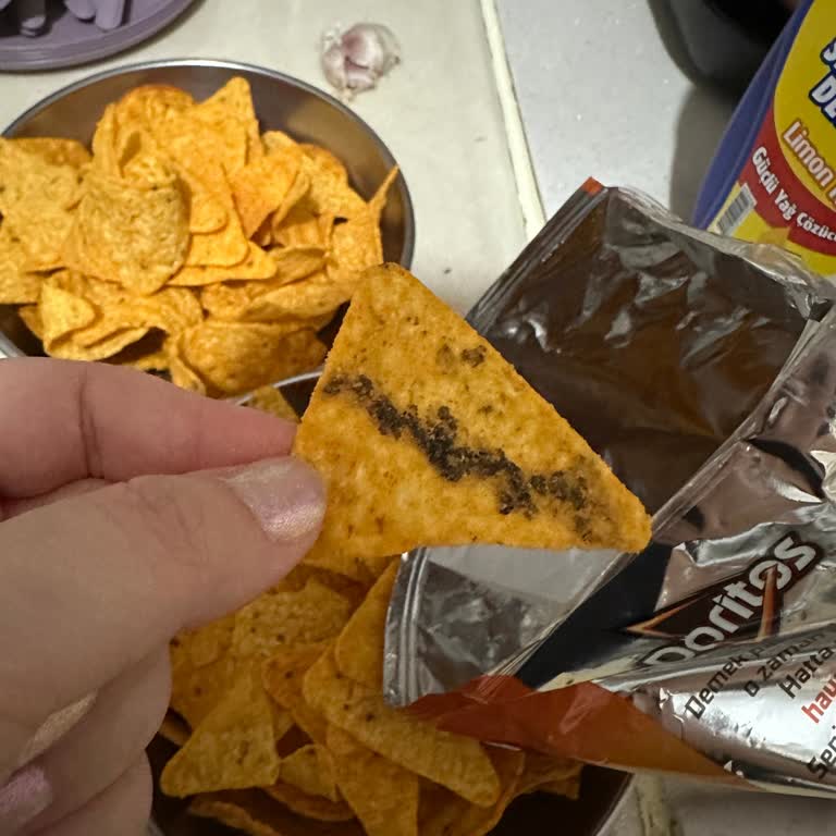 Doritos Cips Paketi İçindeki Siyah Parça Sağlık Endişesi Yarattı