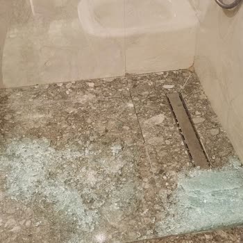 Mövenpick Resort Tekirova’da Duş Kabini Camı Patladı, Yaralanma Ve Güvenlik Sorunu