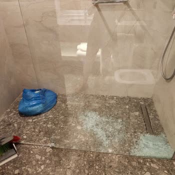 Mövenpick Resort Tekirova’da Duş Kabini Camı Patladı, Yaralanma Ve Güvenlik Sorunu