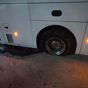Aracın Kliması Yetersiz, Sağ Arka Teker Parçalandı Ve Sıcak Hava İçinde Konforsuz Yolculuk
