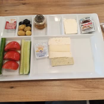 Köfteci Yusuf Manisa Saruhanlı Şubesinde İlgisiz Personel Ve Eksik Kahvaltı Servisi