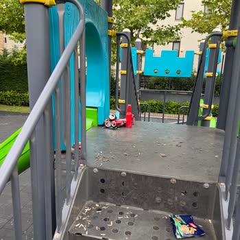 İstanbul Ümraniye Çocuk Parkında Alkol Şişeleri Ve Çöp Güvenlik Sorunu