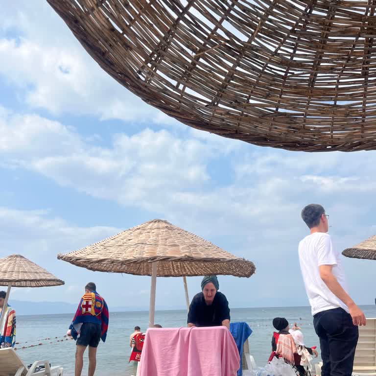 Gemlik Belediyesi Halk Plajındaki Ücretsiz Şezlonglar Ücretli Hale Getirildi