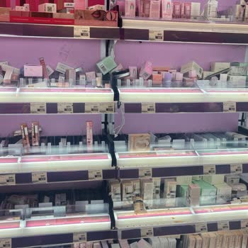 Arena Park Gratis Sheglam Bölümü Kirli Ve Dağınık, Personel Selamlama Yapmıyor