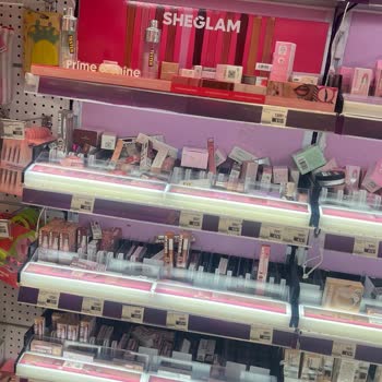 Arena Park Gratis Sheglam Bölümü Kirli Ve Dağınık, Personel Selamlama Yapmıyor