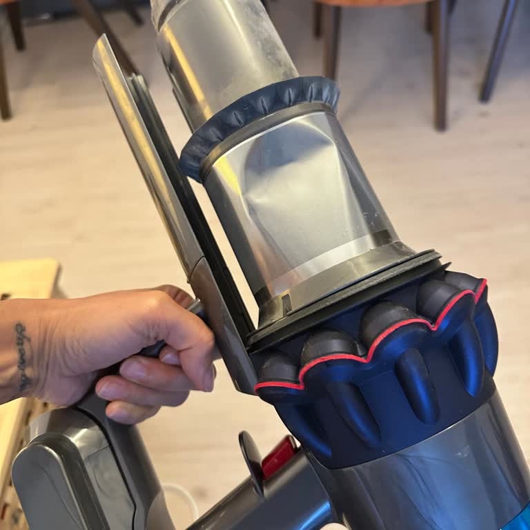 Dyson V15 Toz Haznesi Beklenmedik Hasar Aldı Garanti Değişimi İsteniyor