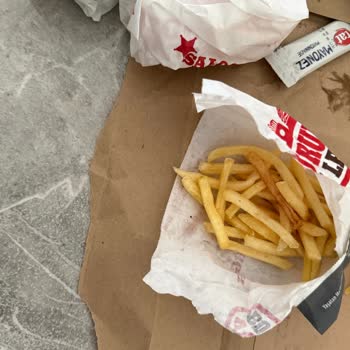 Eksik Malzemeli Hamburger, Dağılmış Sunum Ve Yardımsız Şikayet Sonucu Tam İade Talebi