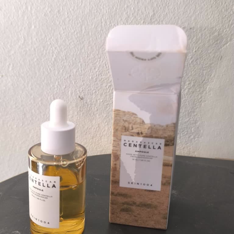 Kapağı Açık Serum Şişesi Ve Yırtık Kutudan Ürün Ve Eşyalar Kirleniyor