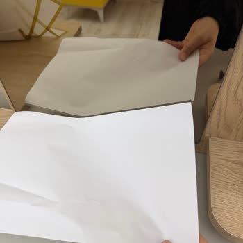 İstikbal Şubesinde Sarı Tonlu Ayna Ve Yatak Başlığındaki Yırtık