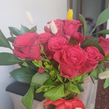 Çiçek Sepeti Kırmızı Gül Buketinde Solmuş ve Küflü Çiçekler, Yanıltıcı Teslimat