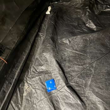 Decathlon Mağazasında Çadır Teşhirinde Hijyenik Olmayan Kullanılmış Peçete Ve Prezervatif Bulunması