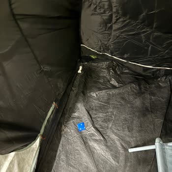 Decathlon Mağazasında Çadır Teşhirinde Hijyenik Olmayan Kullanılmış Peçete Ve Prezervatif Bulunması