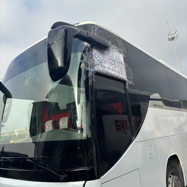 Kırık Camlı Eski Otobüste Hijyen Sorunu Ve Hostes Yanlış Bilgi