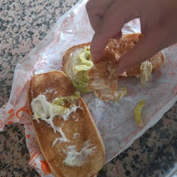 Popeyes Şubesinde Tavuk Burger Menüsünde Hijyen Ve Gıda Güvenliği Sorunu