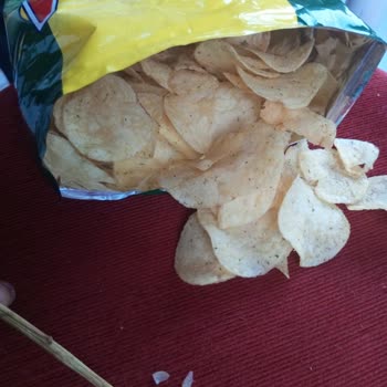 Samba Cips İçinden Çıkan Tırnak